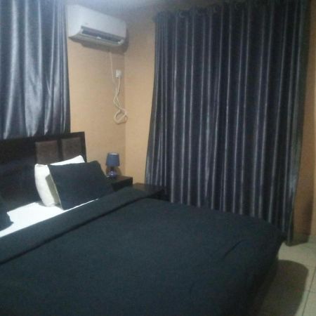 Staycation Suites And Apartment Lagos Buitenkant foto