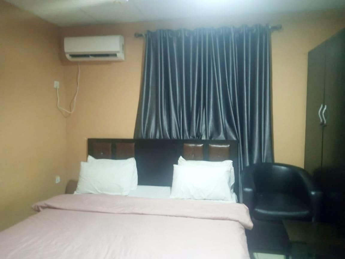 Staycation Suites And Apartment Lagos Buitenkant foto