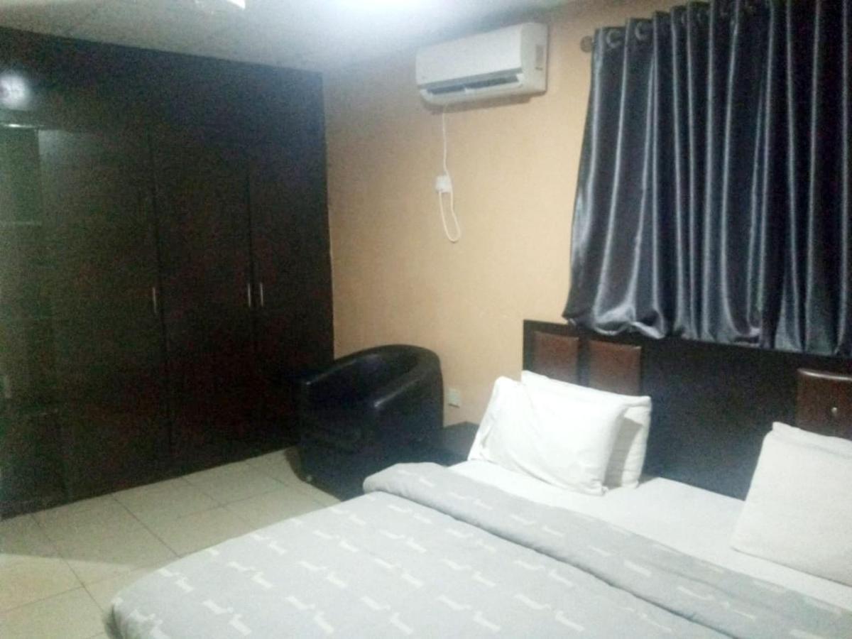 Staycation Suites And Apartment Lagos Buitenkant foto