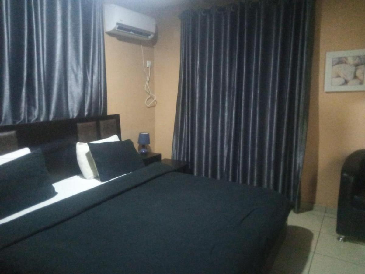 Staycation Suites And Apartment Lagos Buitenkant foto