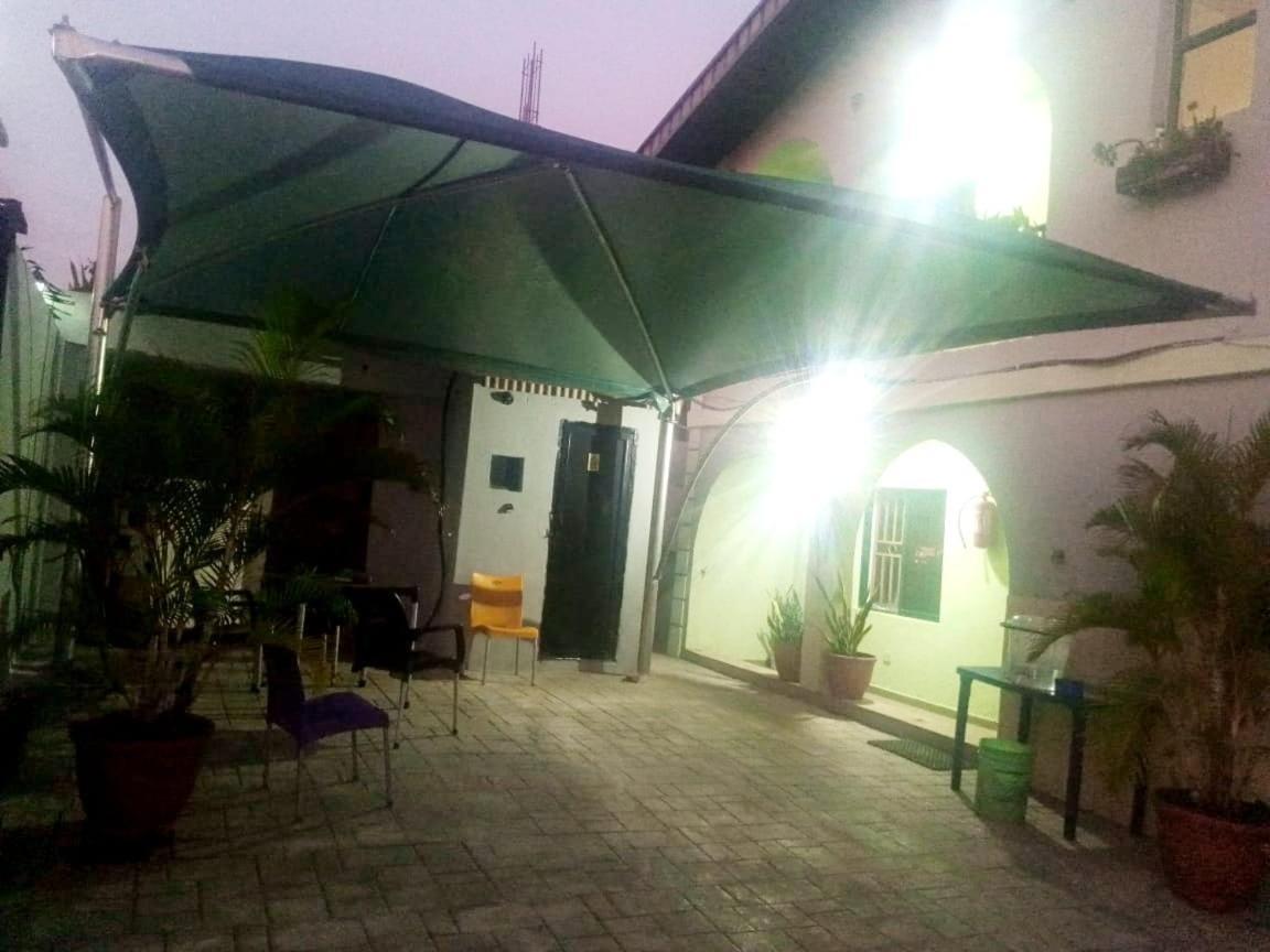 Staycation Suites And Apartment Lagos Buitenkant foto