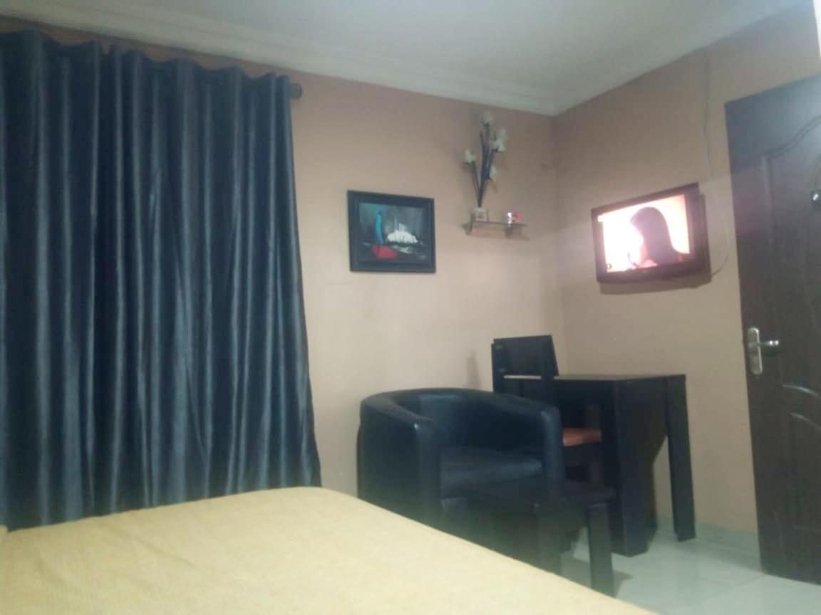 Staycation Suites And Apartment Lagos Buitenkant foto