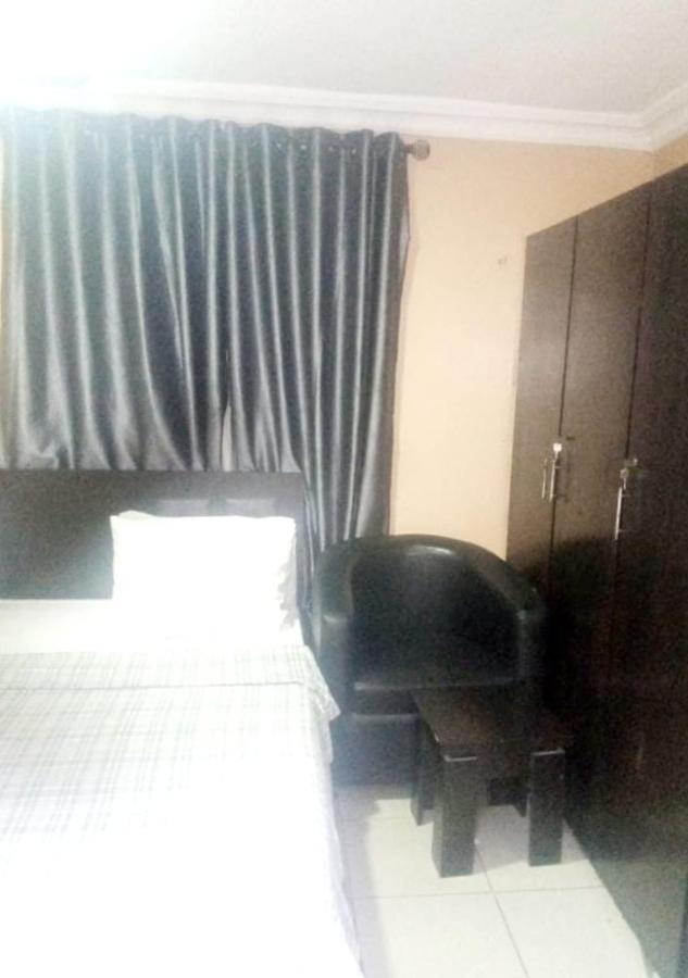 Staycation Suites And Apartment Lagos Buitenkant foto