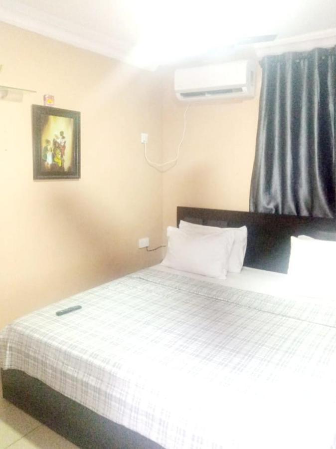 Staycation Suites And Apartment Lagos Buitenkant foto
