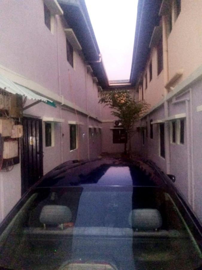 Staycation Suites And Apartment Lagos Buitenkant foto