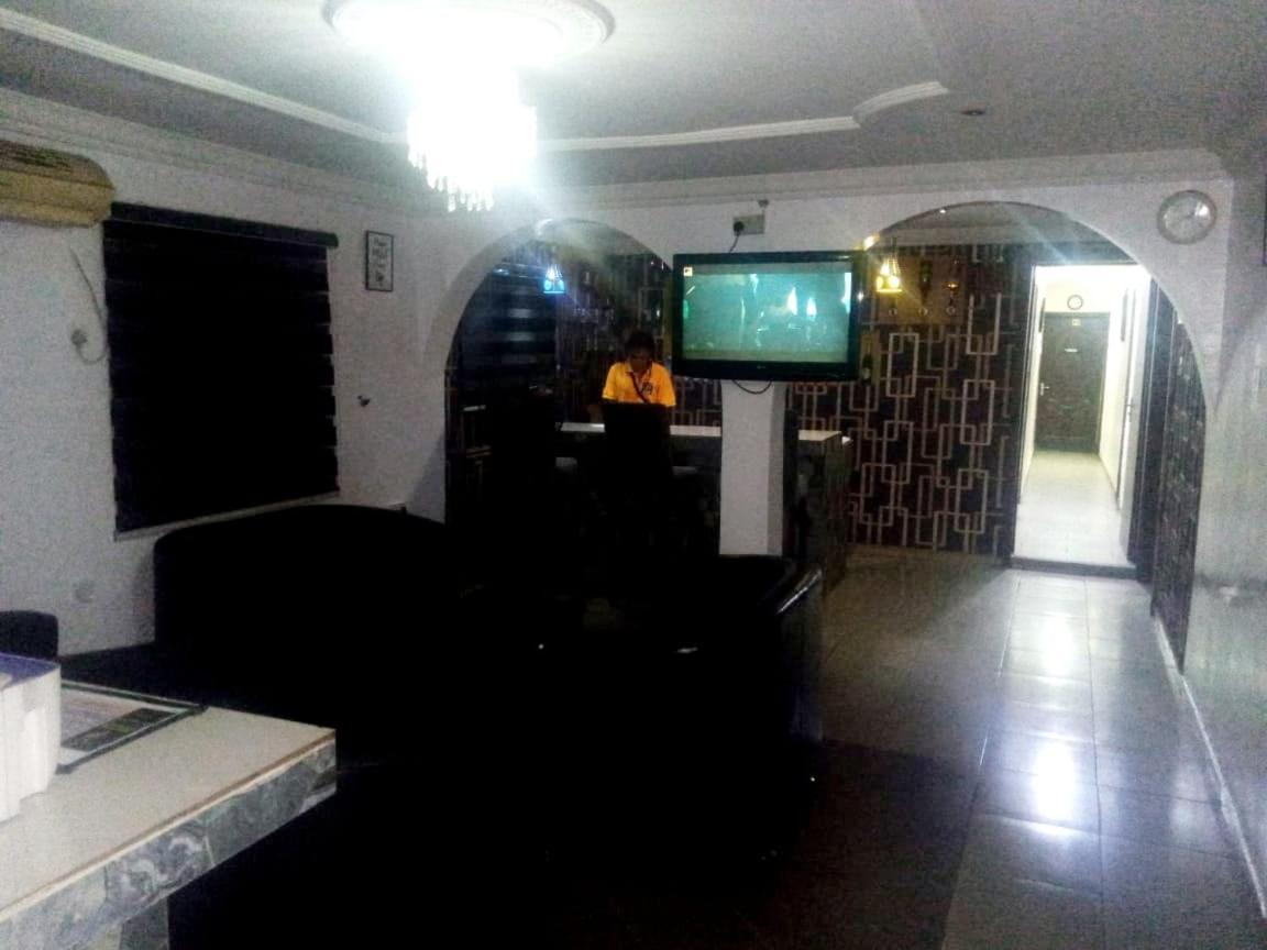 Staycation Suites And Apartment Lagos Buitenkant foto