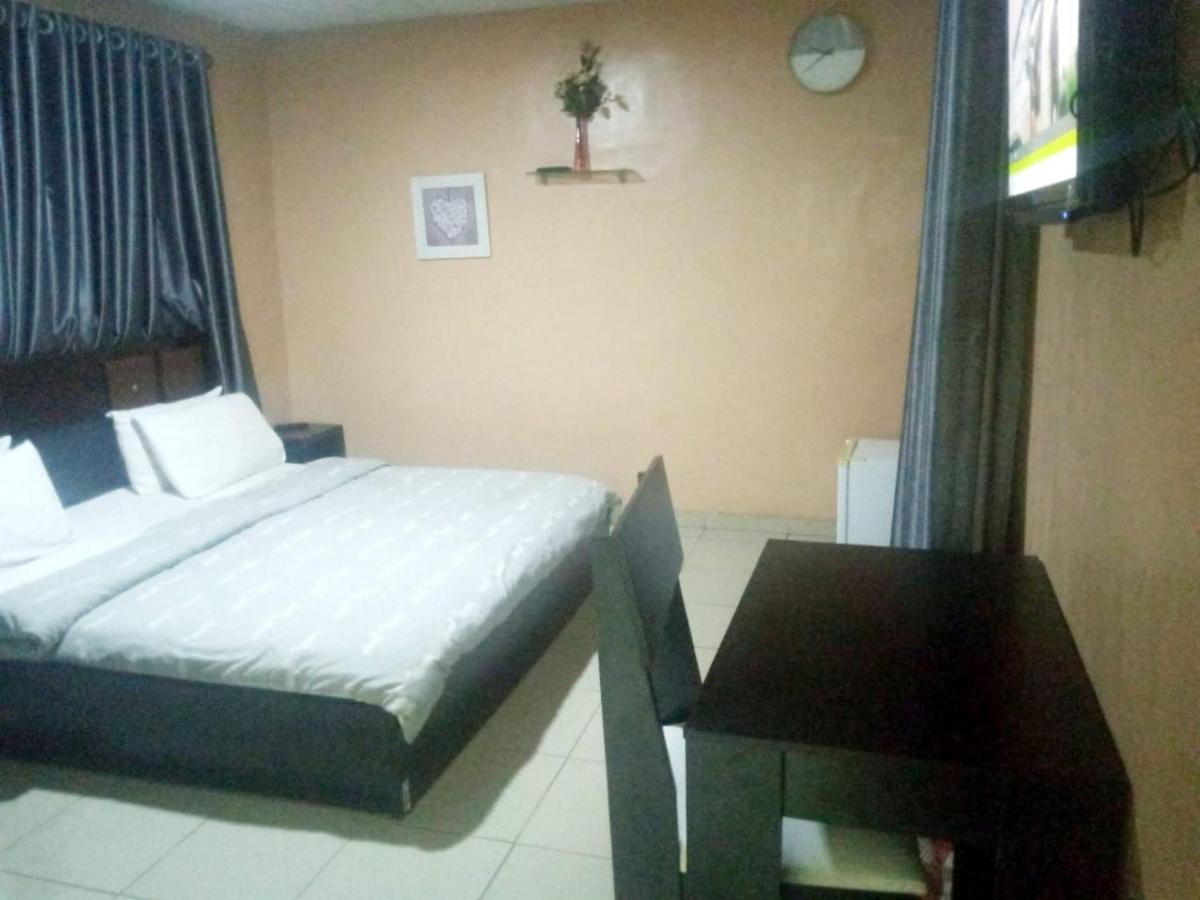 Staycation Suites And Apartment Lagos Buitenkant foto