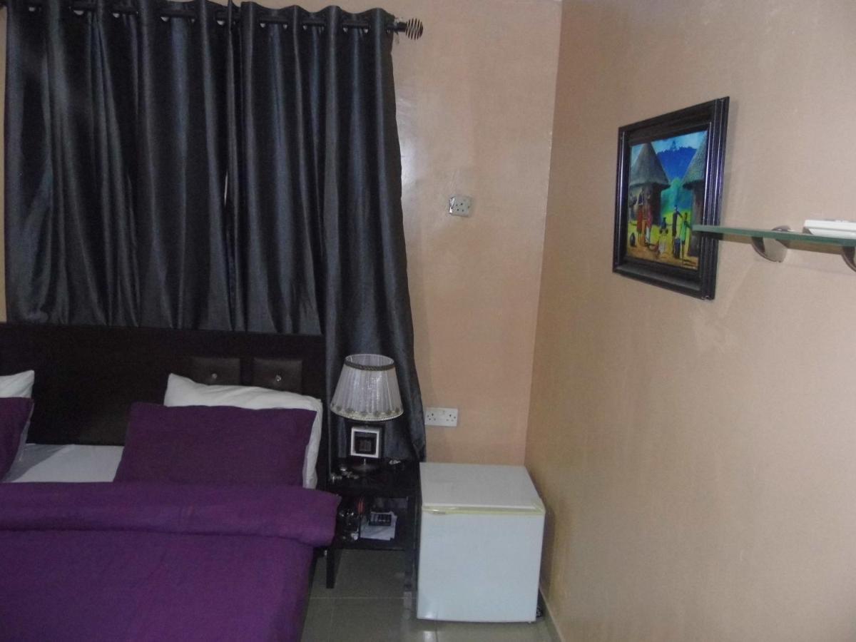 Staycation Suites And Apartment Lagos Buitenkant foto