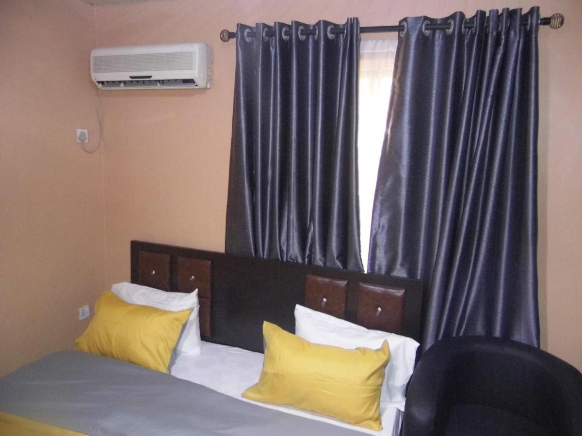 Staycation Suites And Apartment Lagos Buitenkant foto