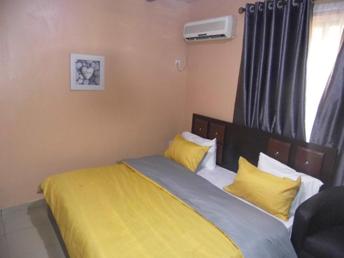 Staycation Suites And Apartment Lagos Buitenkant foto