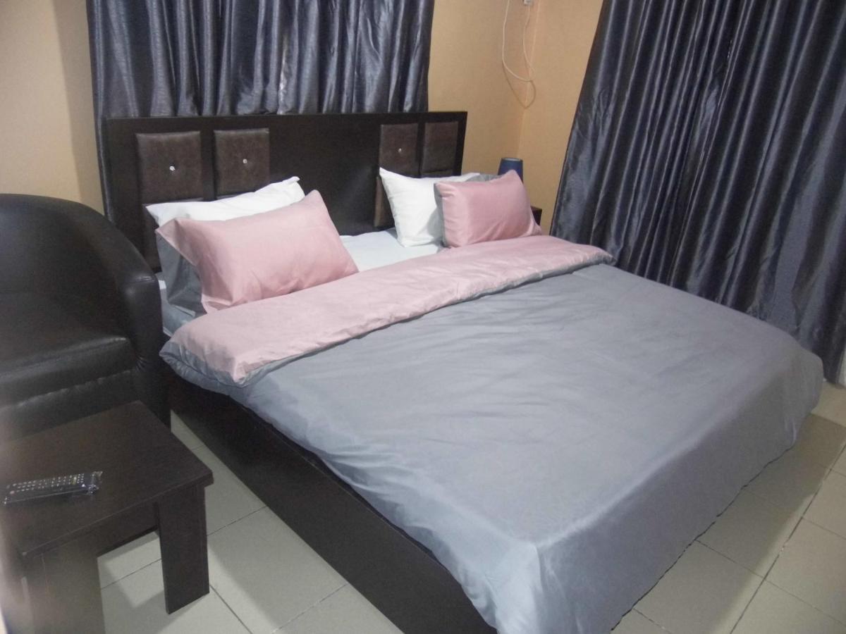 Staycation Suites And Apartment Lagos Buitenkant foto