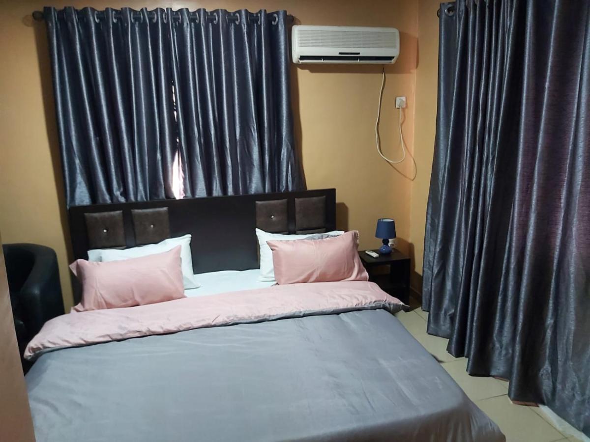 Staycation Suites And Apartment Lagos Buitenkant foto