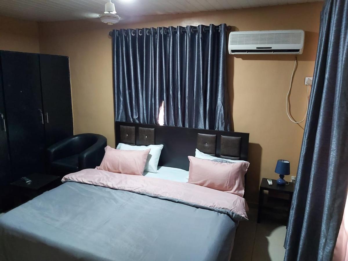 Staycation Suites And Apartment Lagos Buitenkant foto