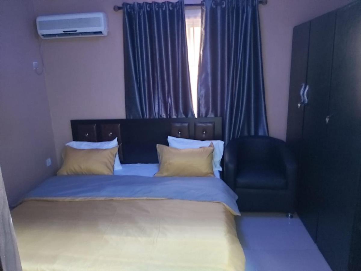 Staycation Suites And Apartment Lagos Buitenkant foto