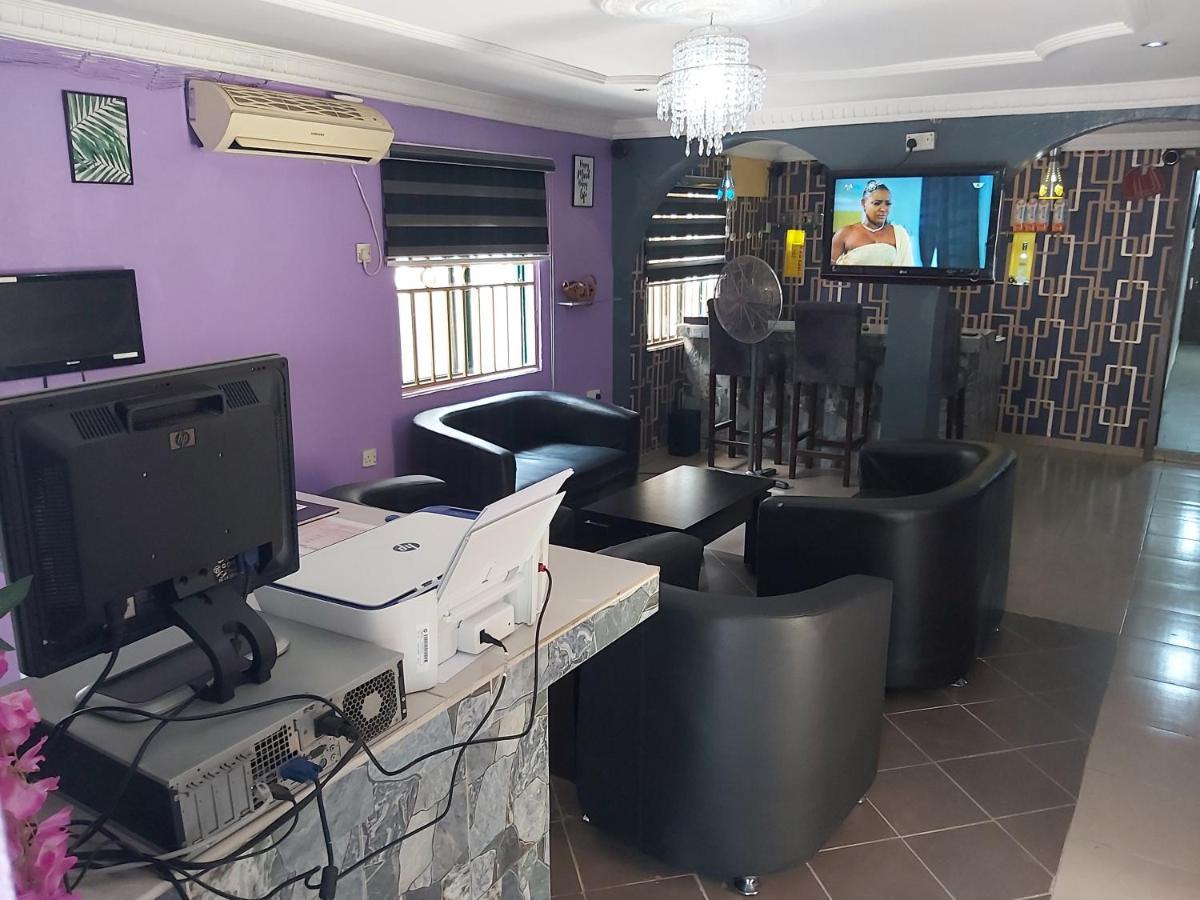 Staycation Suites And Apartment Lagos Buitenkant foto