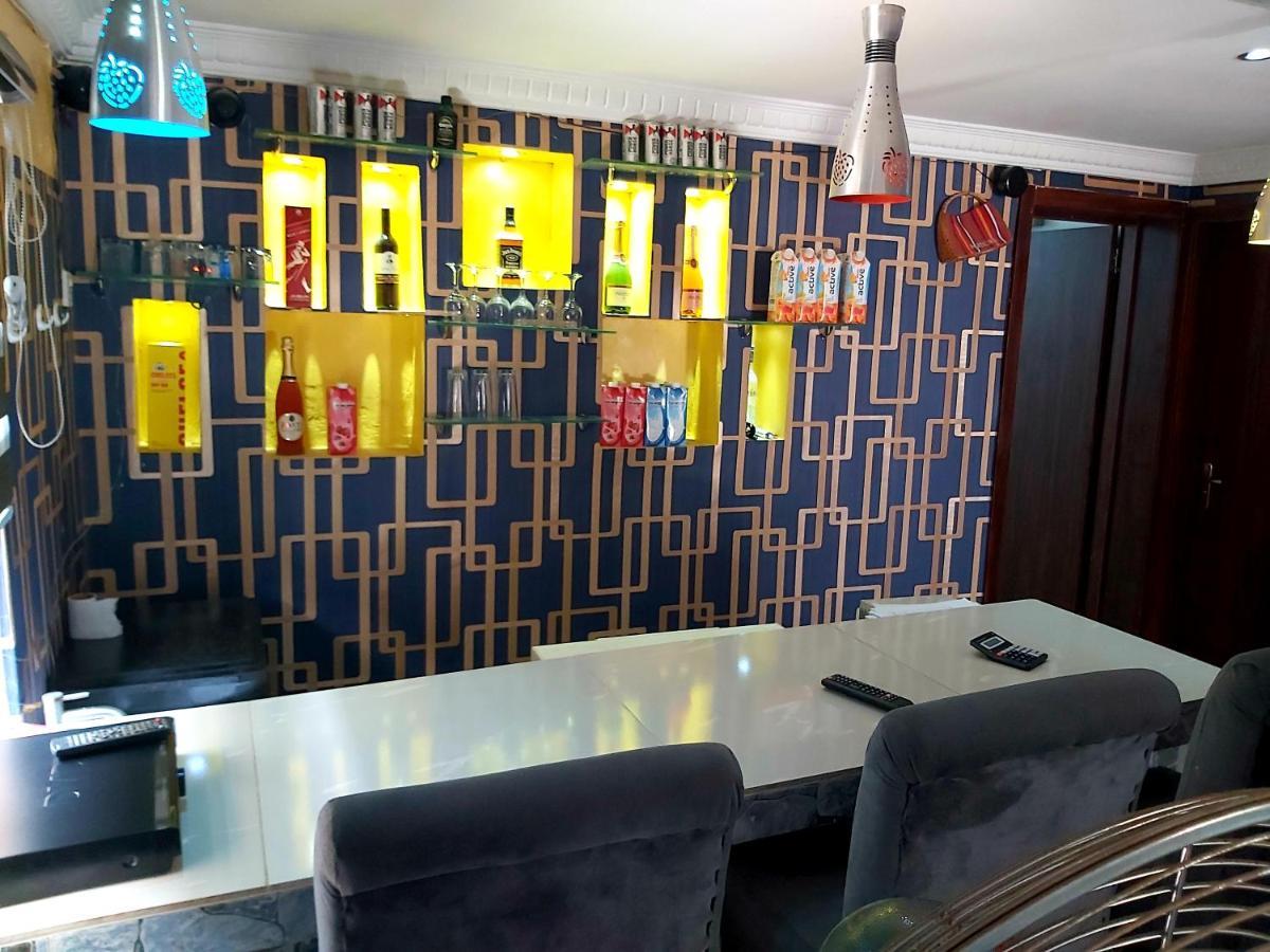 Staycation Suites And Apartment Lagos Buitenkant foto